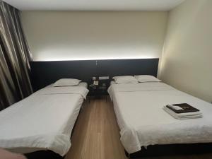 Postel nebo postele na pokoji v ubytování H-5 INN