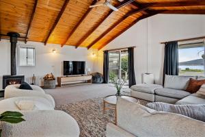 Ruang duduk di Coastal Retreat