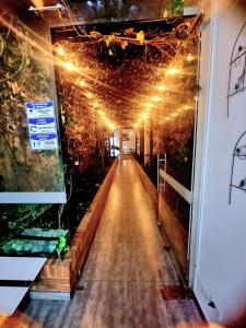 un pasillo largo con luces en un edificio en Apto cómodo y moderno U Javeriana, en Bogotá