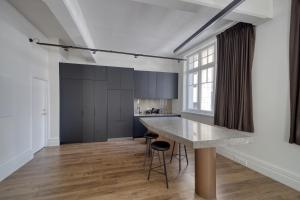 a kitchen with a table and chairs in a room at High Street Luxury Loft in Auckland