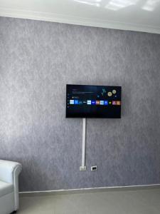TV a/nebo společenská místnost v ubytování Beachside Private Room & Private Bathroom in Spacious Apartment