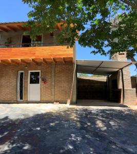 圣罗莎卡拉穆奇塔县Bauha Mini Apart的一座房子,设有车库和一座建筑