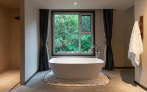 Yangshuo One Thousand and One Courtyard Views B&B的一间浴室