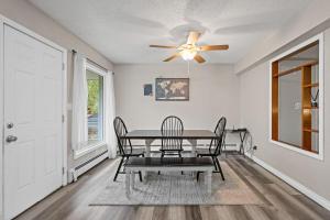 a dining room with a table and chairs and a ceiling fan at Midnight Sun Viewpoint Aurora in Fairbanks