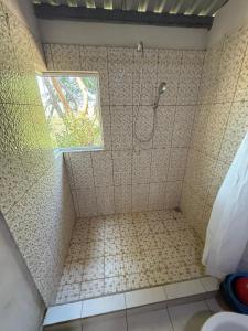 a shower in a bathroom with a window at Punta Roca View 2 in La Libertad