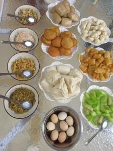 XiashanMeizhou Island Zhengxinju Homestay的桌子上摆着许多盘子食物