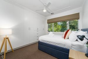 DuntroonにあるDelightful 3BR Escape 9 mins to War Memorial - Hosted by Canstayのベッドと窓のある寝室 +27枚の写真