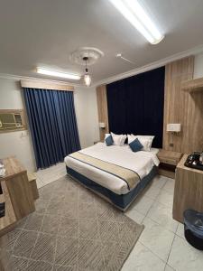 a bedroom with a large bed in a room at أجنحة المدينة للشقق المفروشة in Al Madinah