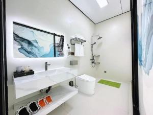XiashanMeizhou Island Zhengxinju Homestay的带水槽和淋浴的白色浴室