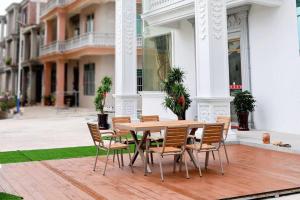 XiashanMeizhou Island Zhengxinju Homestay的露台上的木桌和椅子 更多30张照片
