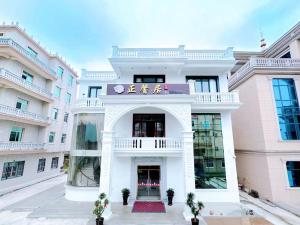 XiashanMeizhou Island Zhengxinju Homestay的一座大型白色建筑,上面设有阳台