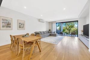 un soggiorno con un tavolo e un divano di Stylish Three-Story Getaway with Balcony - Clayton a Clayton North