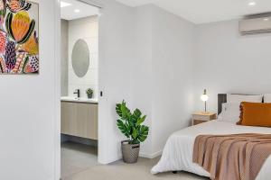 Letto o letti in una camera di Stylish Three-Story Getaway with Balcony - Clayton