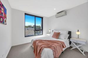 Letto o letti in una camera di Stylish Three-Story Getaway with Balcony - Clayton