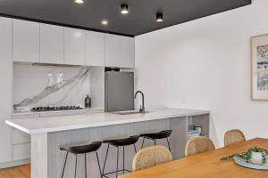 Cucina o angolo cottura di Stylish Three-Story Getaway with Balcony - Clayton