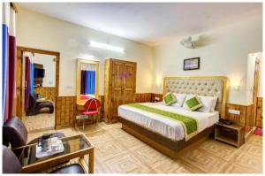 马拉里MALL ROAD HOTEL S A M I R U P A L A C E near temple and garden的相册照片
