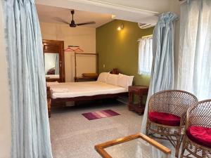 Rúm í herbergi á Akshay Beach Resort