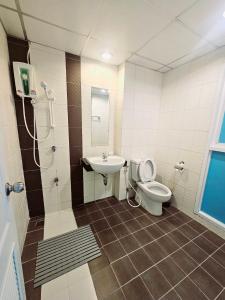 ein Badezimmer mit Toilette und Waschbecken in der Unterkunft Similan Mansion in Bangsaen