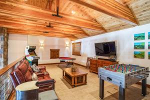un soggiorno con un divano e un tavolo di 4BR Cabin with Hot Tub – Ultimate Truckee Escape cabin a Truckee
