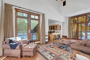 un soggiorno con due divani e un tavolo di 4BR Cabin with Hot Tub – Ultimate Truckee Escape cabin a Truckee