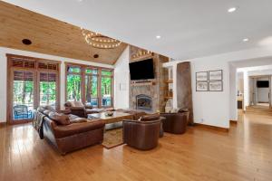 un soggiorno con mobili in pelle e un camino di 4BR Cabin with Hot Tub – Ultimate Truckee Escape cabin a Truckee