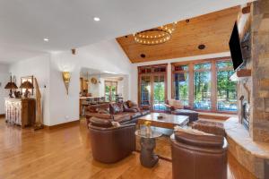 un soggiorno con mobili in pelle e un camino di 4BR Cabin with Hot Tub – Ultimate Truckee Escape cabin a Truckee Altre 37 foto