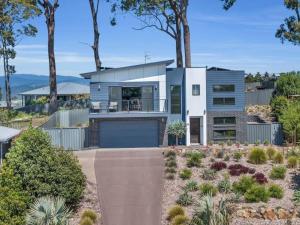a house on the hill with a garden at LandSea Mirador - 4 Bedroom in Mirador