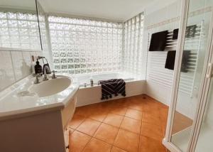 Koupelna v ubytování 55 Vista Drive