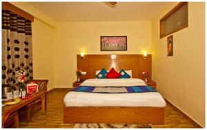 A bed or beds in a room at MANALI HOTEL H A R M O N I near river and temple