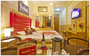 A television and/or entertainment centre at MANALI HOTEL H A R M O N I near river and temple