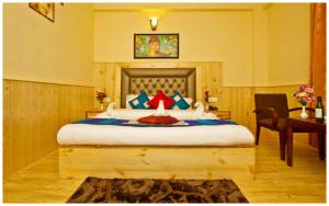 A bed or beds in a room at MANALI HOTEL H A R M O N I near river and temple