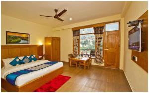 A bed or beds in a room at MANALI HOTEL H A R M O N I near river and temple