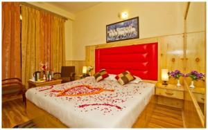 A bed or beds in a room at MANALI HOTEL H A R M O N I near river and temple
