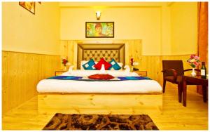 A bed or beds in a room at MANALI HOTEL H A R M O N I near river and temple