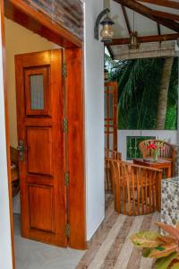 una porta aperta su un patio con tavolo e sedie di Turtle cove residence a Tangalle Altre 36 foto