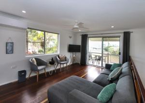 una sala de estar con un sofá y sillas en 16 Badilla Street Innes Park, en Pemberton