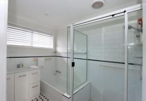 y baño con ducha de cristal y bañera. en 16 Badilla Street Innes Park, en Pemberton 23 fotos más