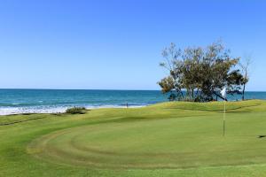 un campo de golf con el océano en el fondo en 16 Badilla Street Innes Park, en Pemberton