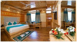 A bed or beds in a room at MANALI HOTEL H A R M O N I near river and temple