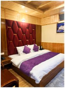 A bed or beds in a room at MANALI HOTEL H A R M O N I near river and temple