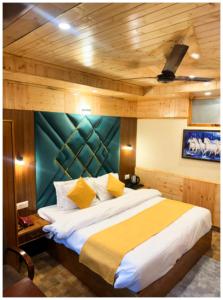 A bed or beds in a room at MANALI HOTEL H A R M O N I near river and temple