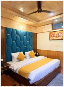 A bed or beds in a room at MANALI HOTEL H A R M O N I near river and temple