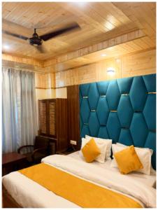 A bed or beds in a room at MANALI HOTEL H A R M O N I near river and temple