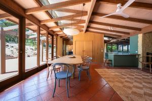 Φωτογραφία από το άλμπουμ του Red Hill South Hideaway - Rural Luxe with Pool σε Red Hill South