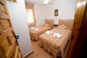 a room with two beds in a room at Apartamento Zahara in Zahara de los Atunes