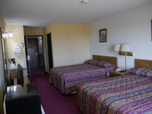 Кровать или кровати в номере Westwood Inn & Suites - Kimball