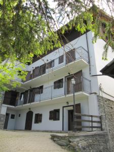 ein Gebäude mit Balkon auf der Seite in der Unterkunft Casa Chamonin in Gressan