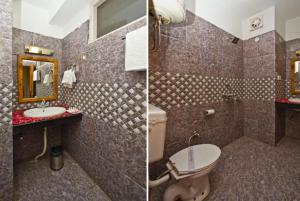 A bathroom at MANALI HOTEL H A R M O N I near river and temple