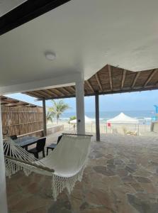 - une terrasse couverte avec un hamac sur la plage dans l'établissement Sweet Oceanfront Escape, à La Bocana