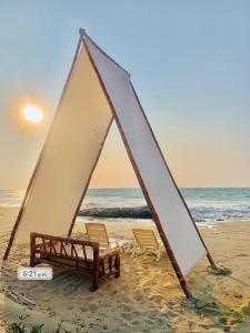 2 chaises et une tente sur une plage dans l'établissement Sweet Oceanfront Escape, à La Bocana